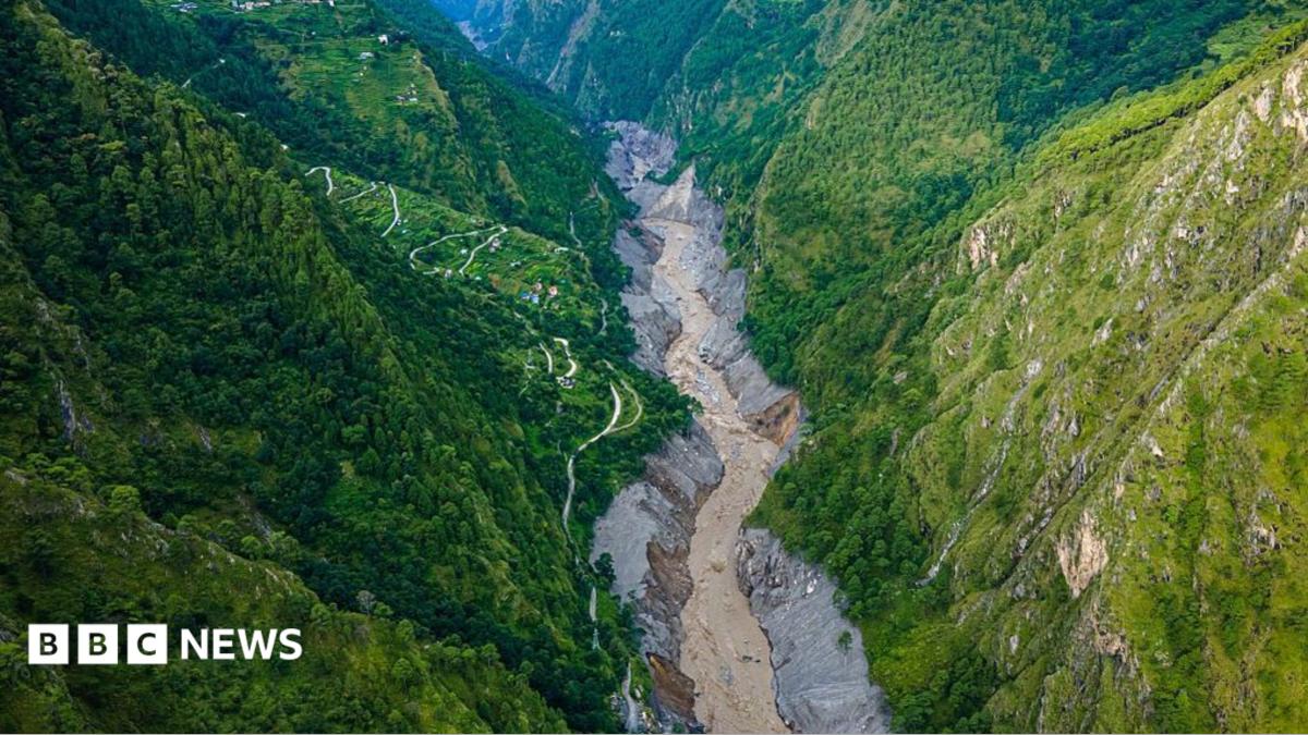 Image caption, The death toll in Nepal from devastating floods on the border with Tibet has crossed 1,000